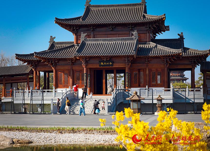 雄安悅?cè)莨珗@一角，不少家長帶著孩子前來游玩。人民網(wǎng)宋燁文攝