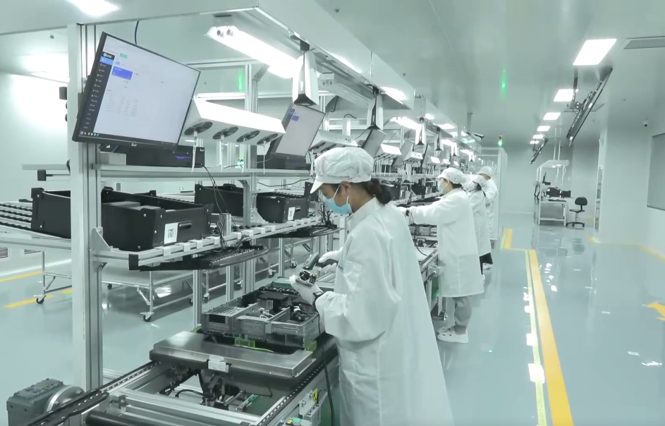 雄安新區(qū)首條信創(chuàng)產(chǎn)品數(shù)字化產(chǎn)線上，工作人員正在進(jìn)行個(gè)性化裝配。雄安百信信息科技有限公司供圖