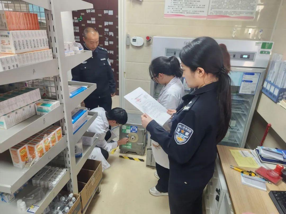 檢查組查看藥品銷(xiāo)售數(shù)據(jù).jpg