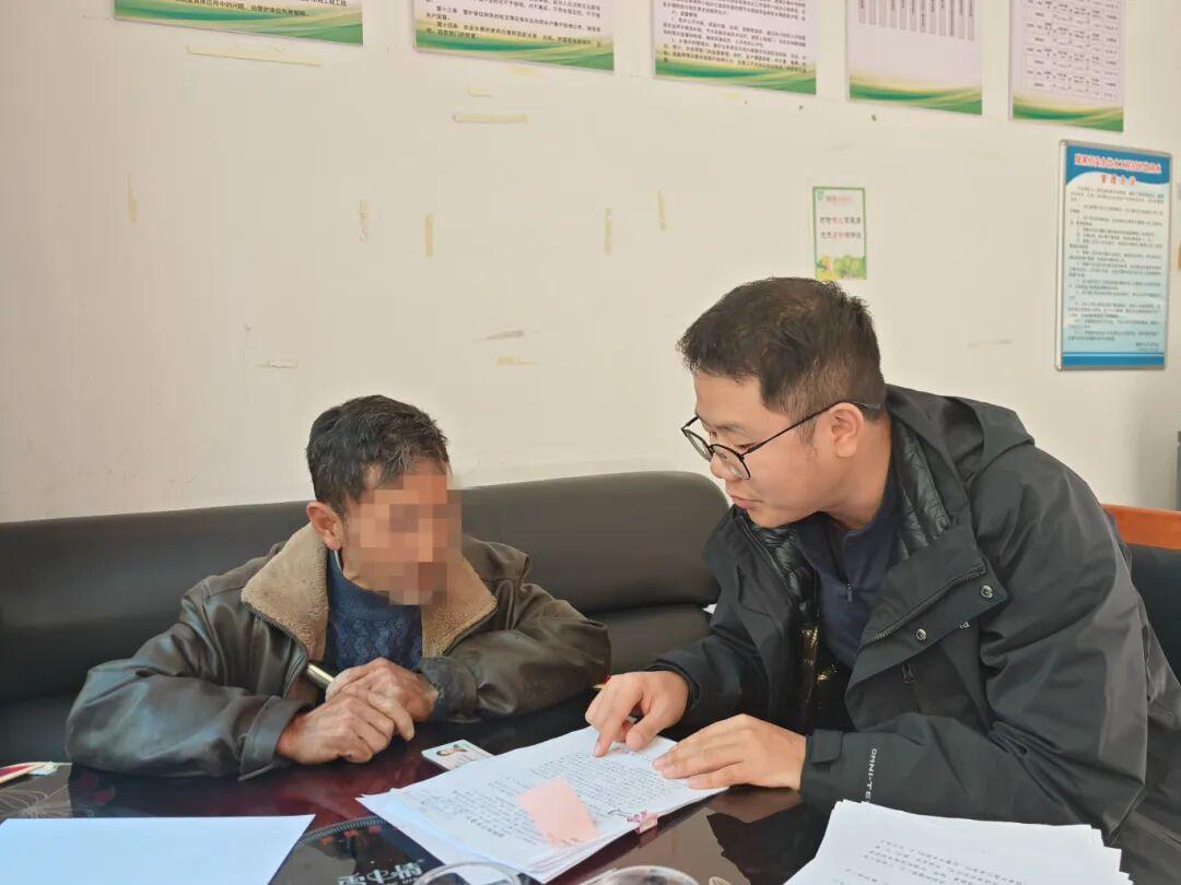 圖1 法官與當事人溝通案件細節(jié).jpg