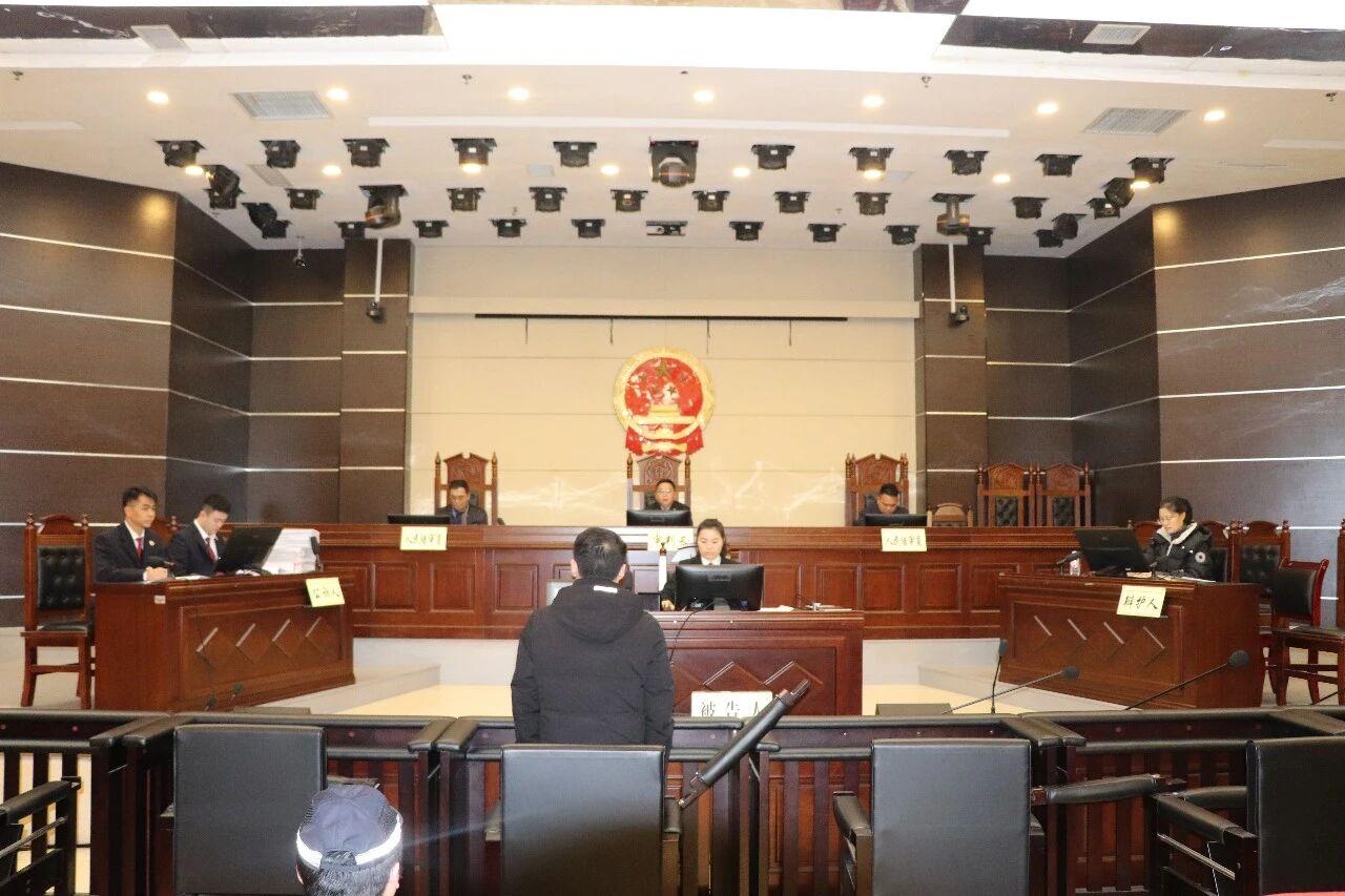 圖1庭審現(xiàn)場.jpg