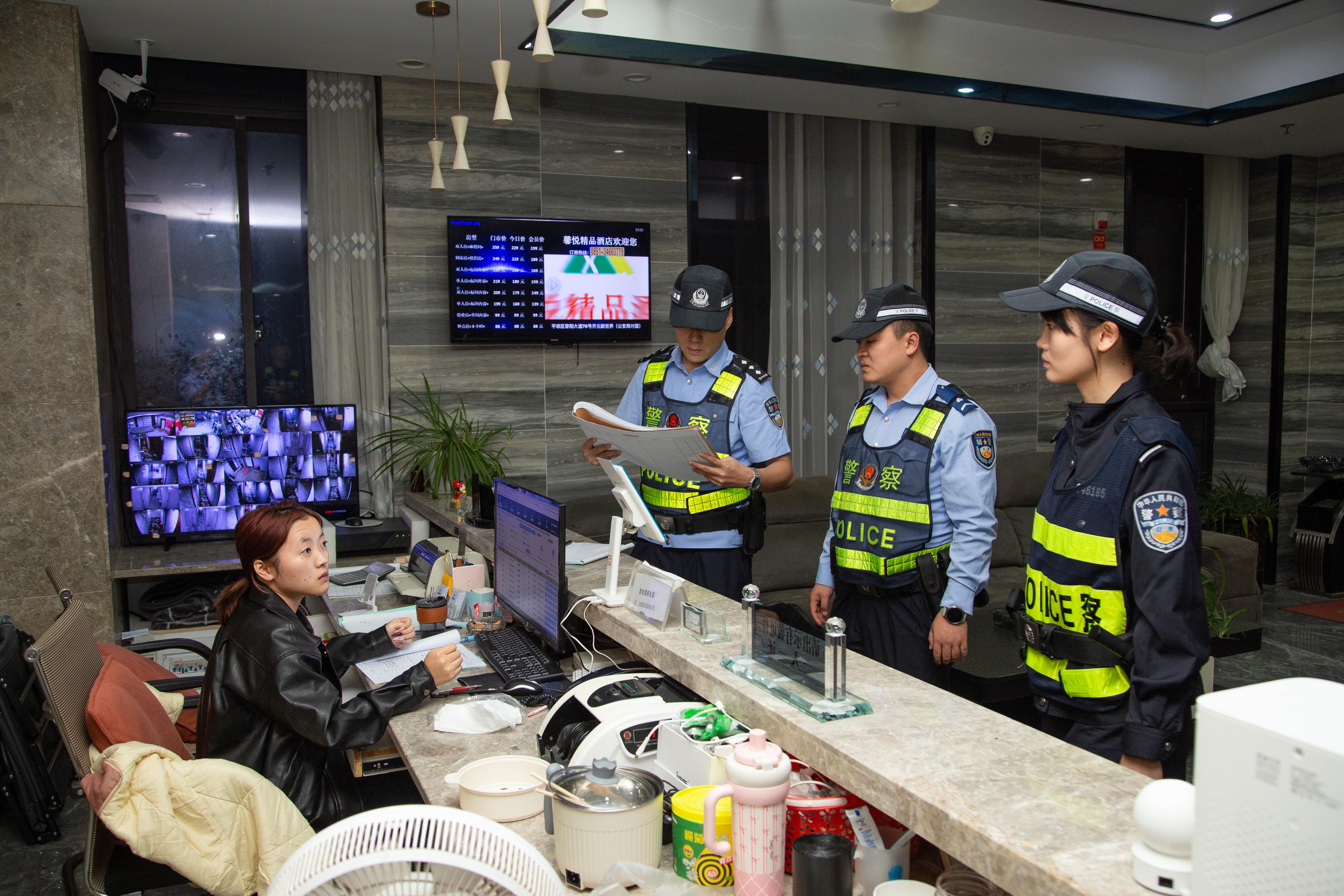 圖2民警進行產所安全檢查.jpg