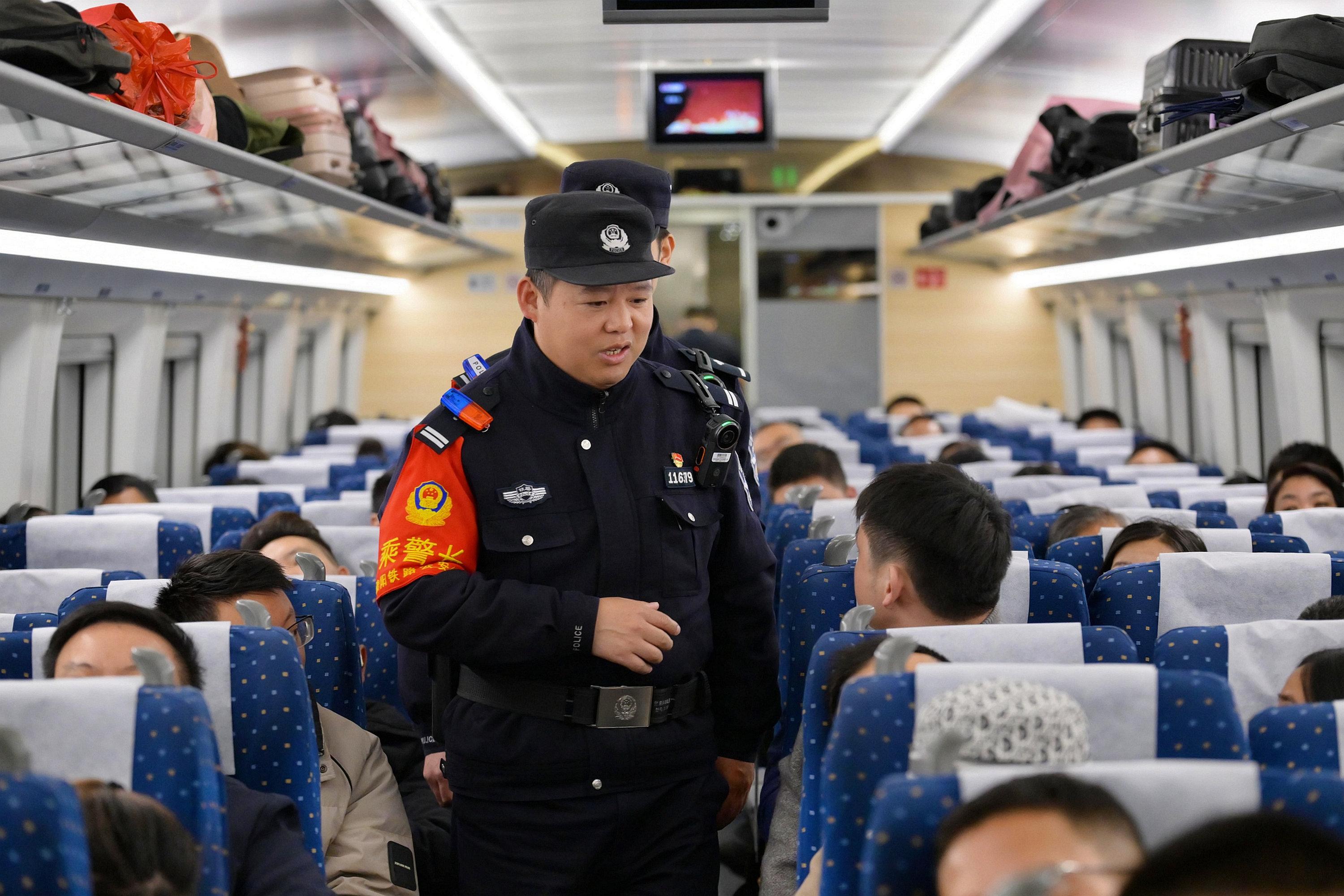 圖2 民警巡視列車(chē)確保平安.jpg