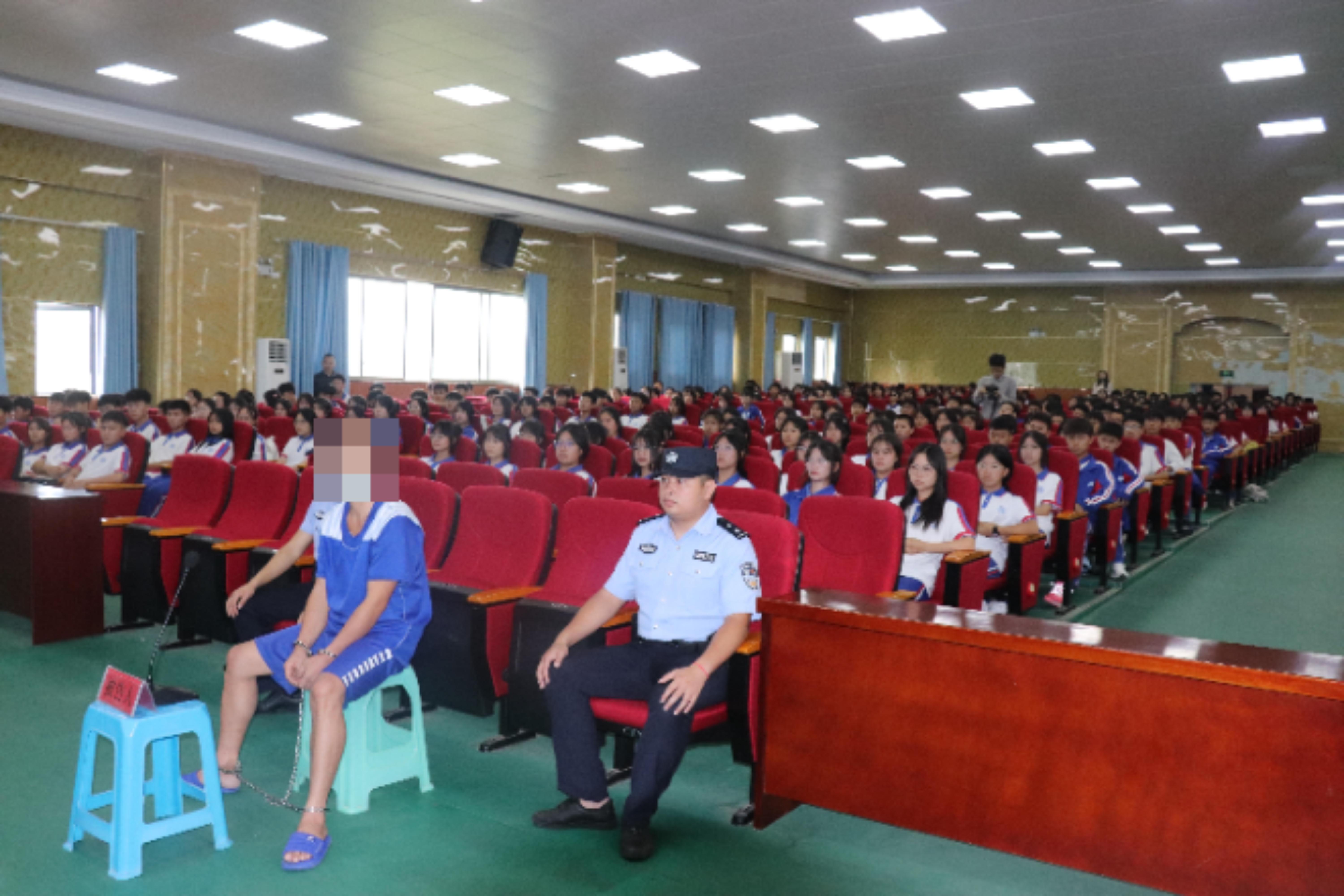 圖2 庭審進校園活動現(xiàn)場.jpg