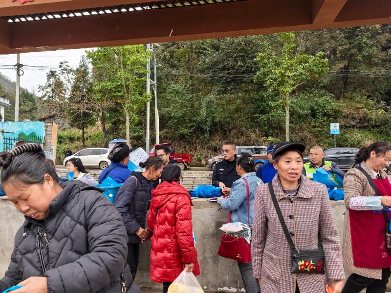 圖3 ?；痉ㄋ?lián)合公安、綜治、交管等部門(mén)開(kāi)展“道路交通安全”主題法治宣傳活動(dòng).jpg