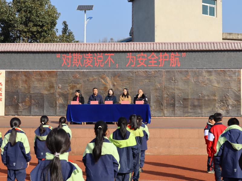 圖2  紅果司法所聯(lián)合婦聯(lián)、派出所等部門(mén)，走進(jìn)紅果街道沙坨小學(xué)開(kāi)展防欺凌專(zhuān)題講座.jpg