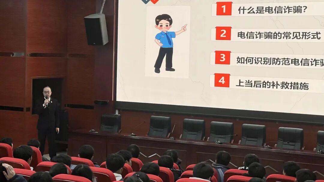 圖2 法治課現(xiàn)場2.jpg