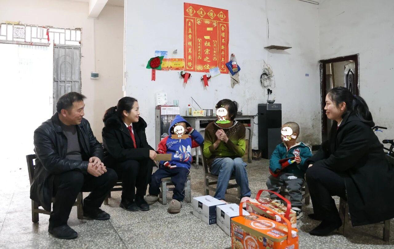 圖5 荔波法院“愛心媽媽”走訪慰問困境、留守兒童.jpg