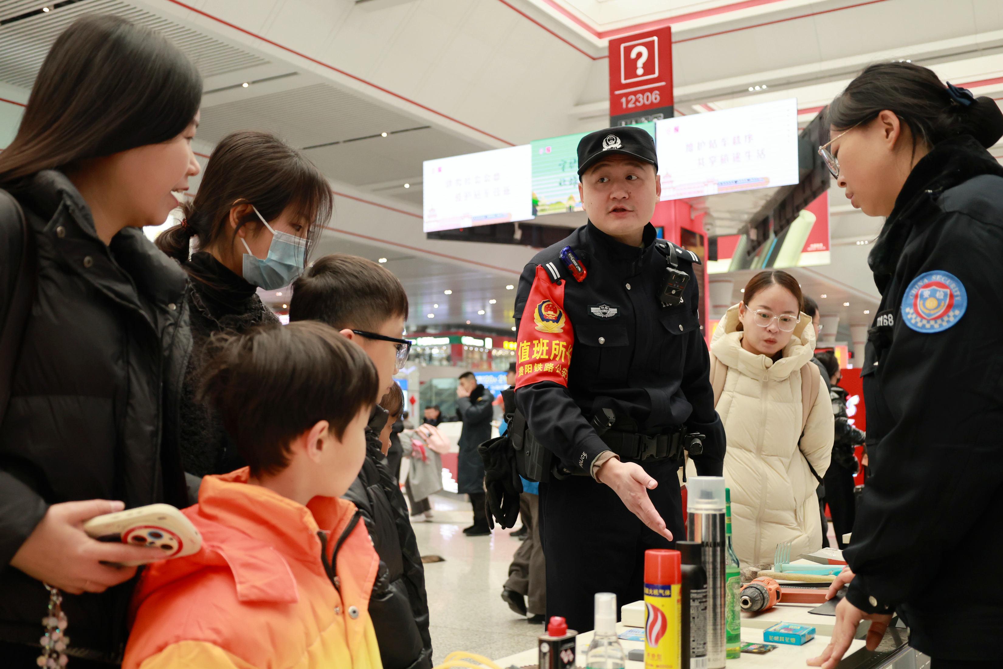 11 民警細(xì)致講解安檢禁帶、限帶物品的相關(guān)規(guī)定與常識.jpg