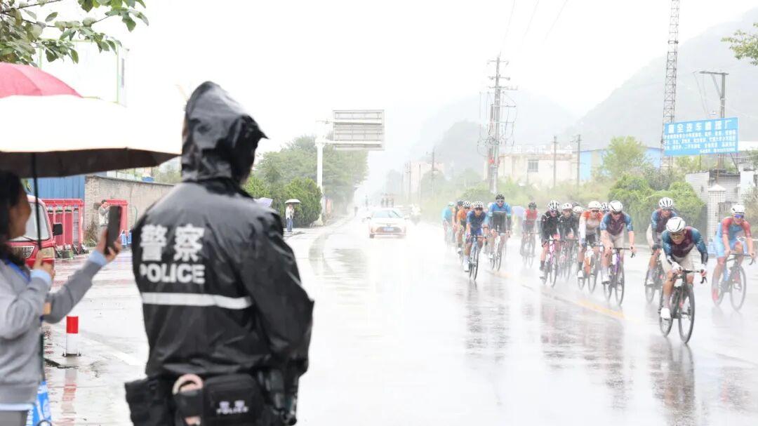 圖2 全力護(hù)航首屆環(huán)貴州公園省國際公路自行車賽?！?zhèn)寧自治縣公安局供圖.jpg