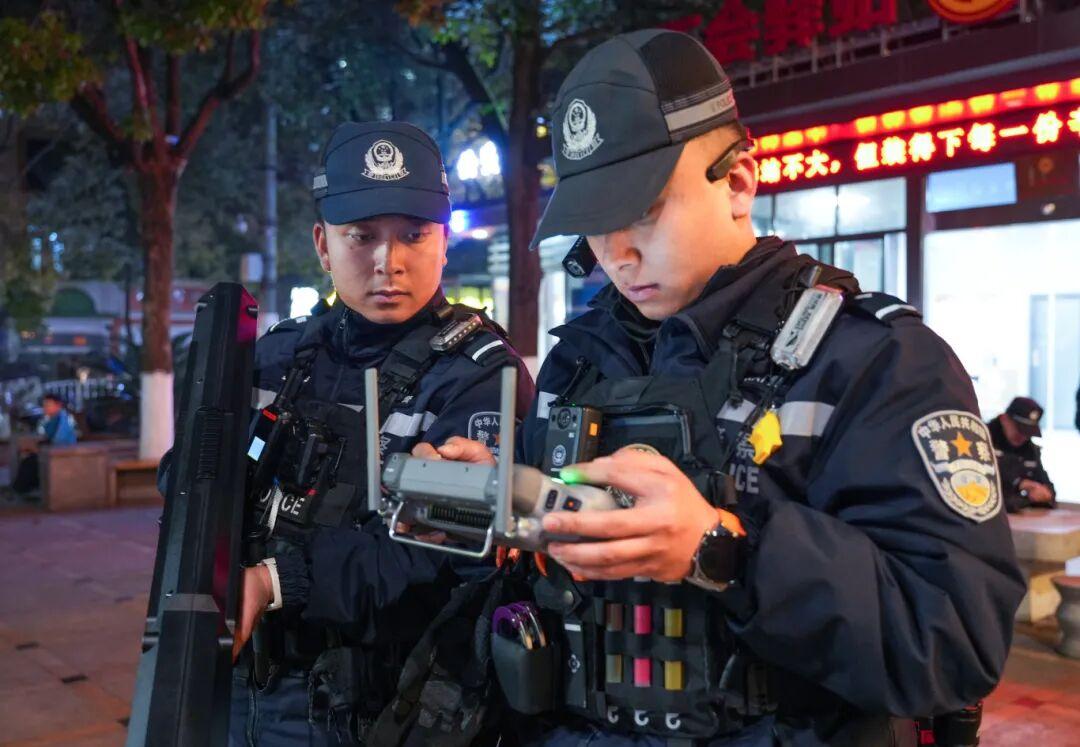 圖1 六枝特區(qū)公安局新廣場(chǎng)街面警務(wù)站 &nbsp; &nbsp;羅有安（右一）.jpg