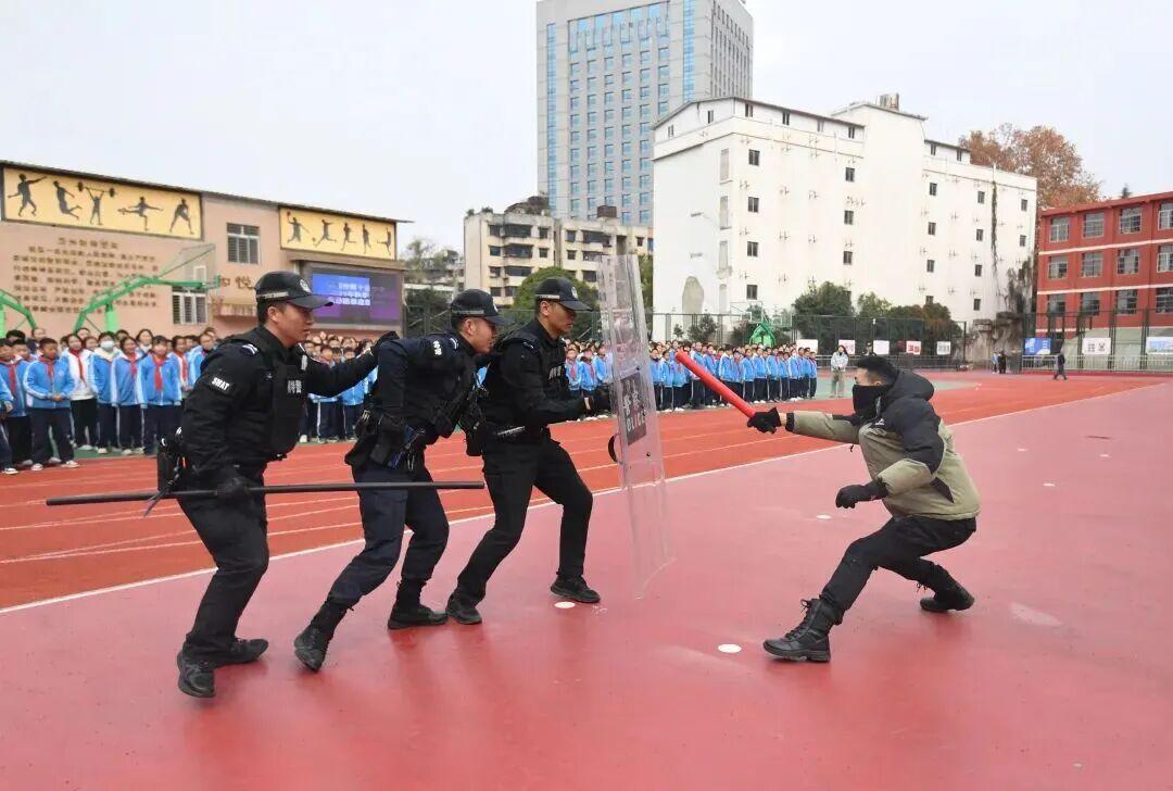 圖2 特警隊(duì)員現(xiàn)場(chǎng)講解襲擊應(yīng)對(duì)技巧.jpg