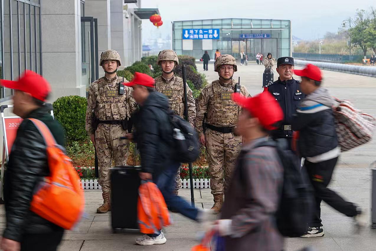 圖3駐站武警守護務工旅客有序進站乘車。.jpg
