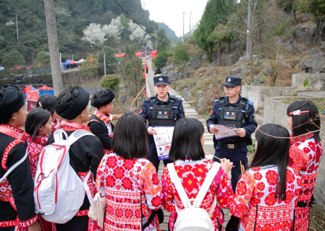 圖2 民警們手拿禁毒、反詐、防火防盜宣傳品開(kāi)展宣傳.jpg