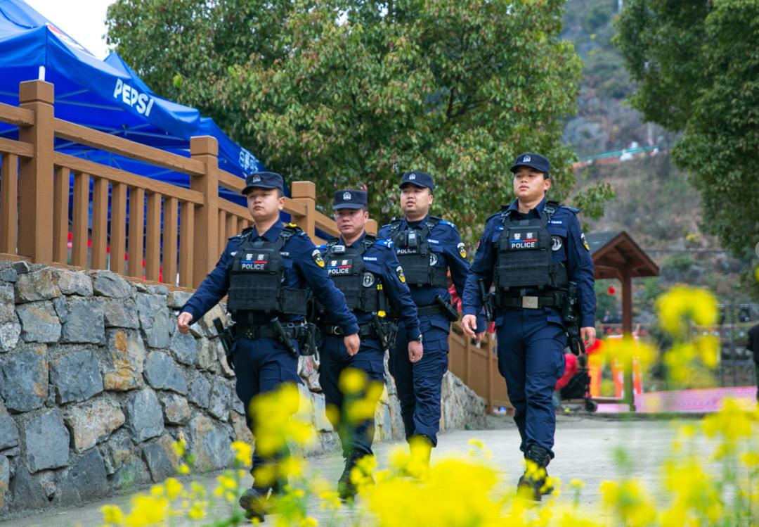 圖3  民警開(kāi)展現(xiàn)場(chǎng)安全巡邏.jpg