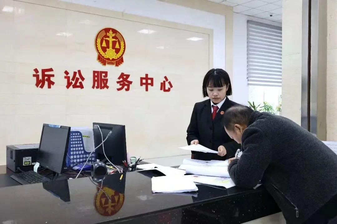 圖2 干警輔導當事人填寫材料.jpg