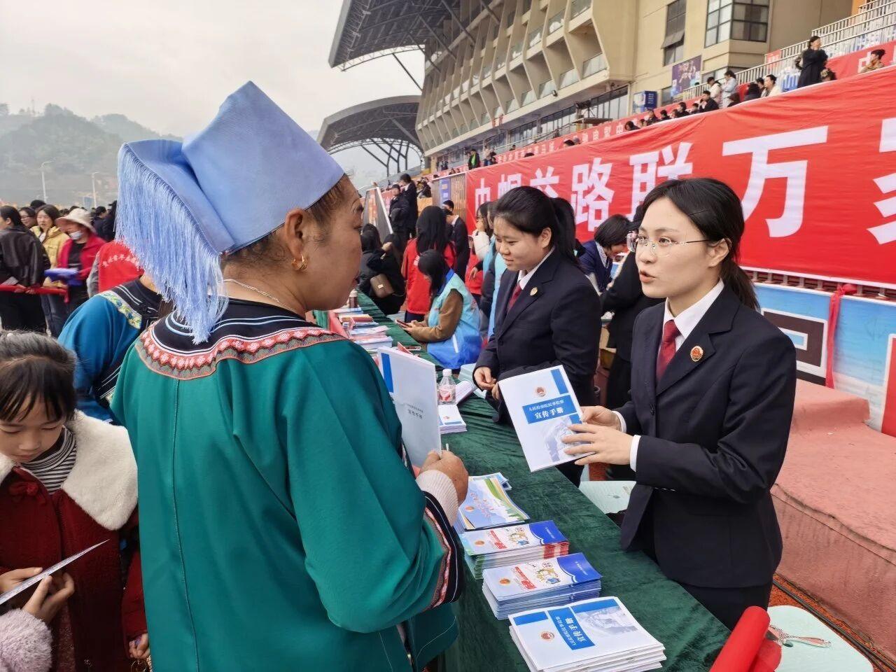 圖1 女干警向過(guò)往群眾普及法律知識(shí).jpg