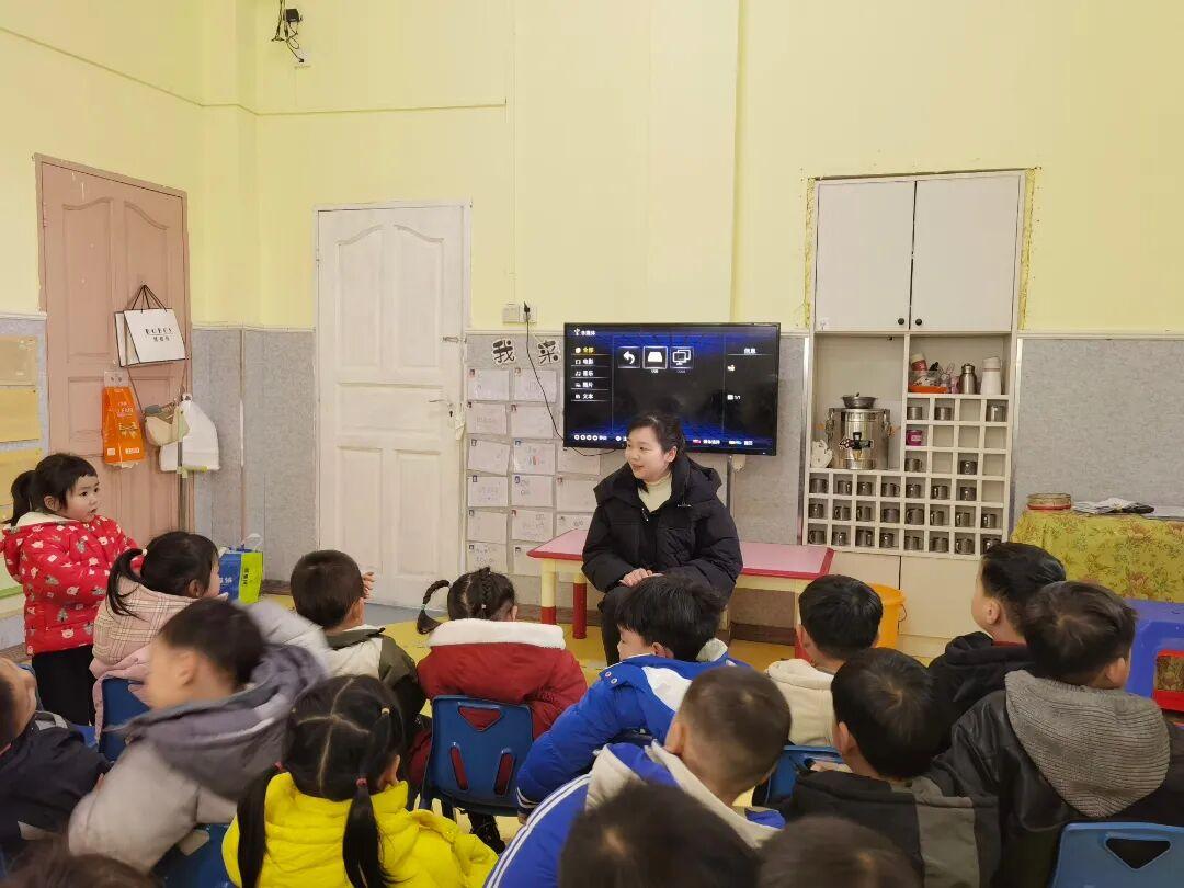 圖2  3月4日，愛立方幼兒園法治副校長楊宏平到校開展宣傳教育活動(dòng).jpg