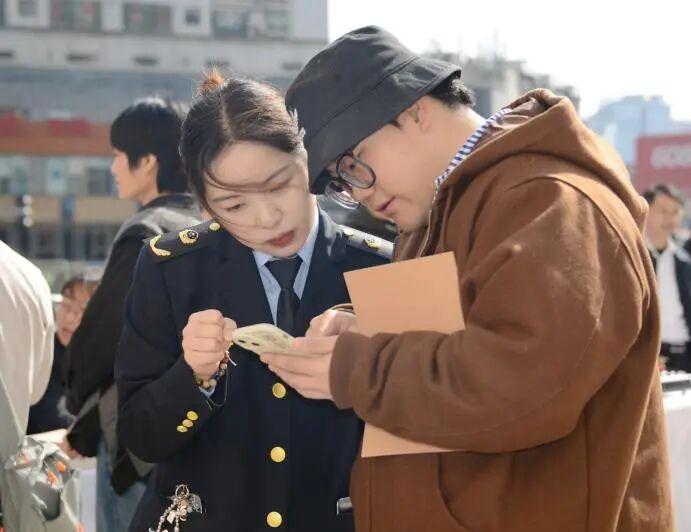 圖一 活動(dòng)中專(zhuān)業(yè)人員一對(duì)一答疑.jpg