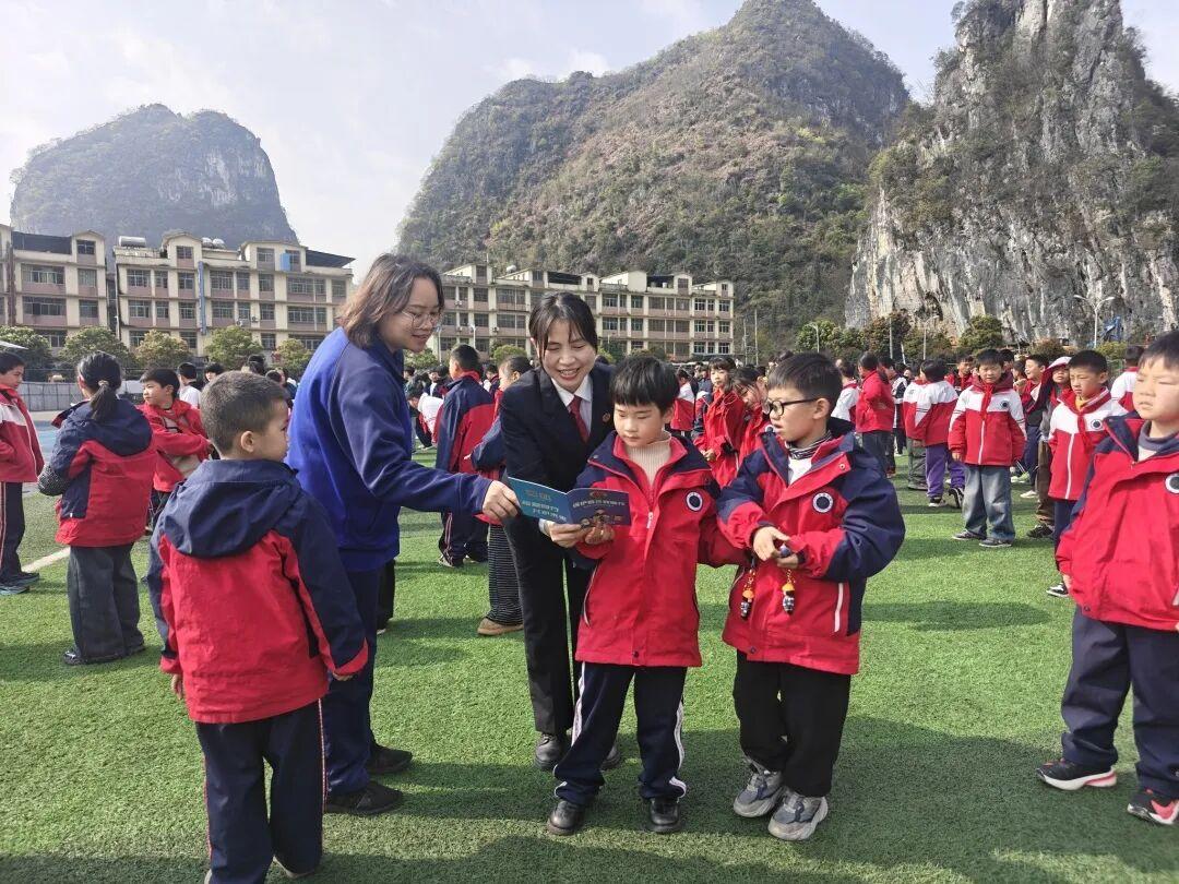 圖2 法治副校長與學(xué)生互動(dòng).jpg