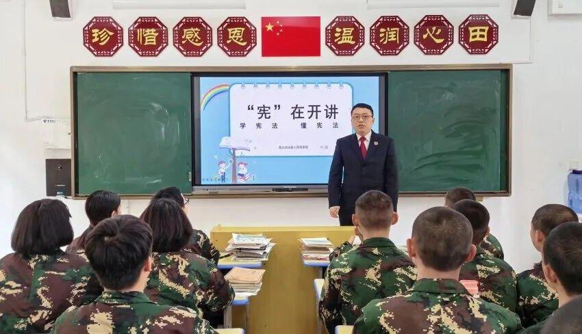 圖1 法治副校長給學(xué)生們普及法律知識(shí).jpg