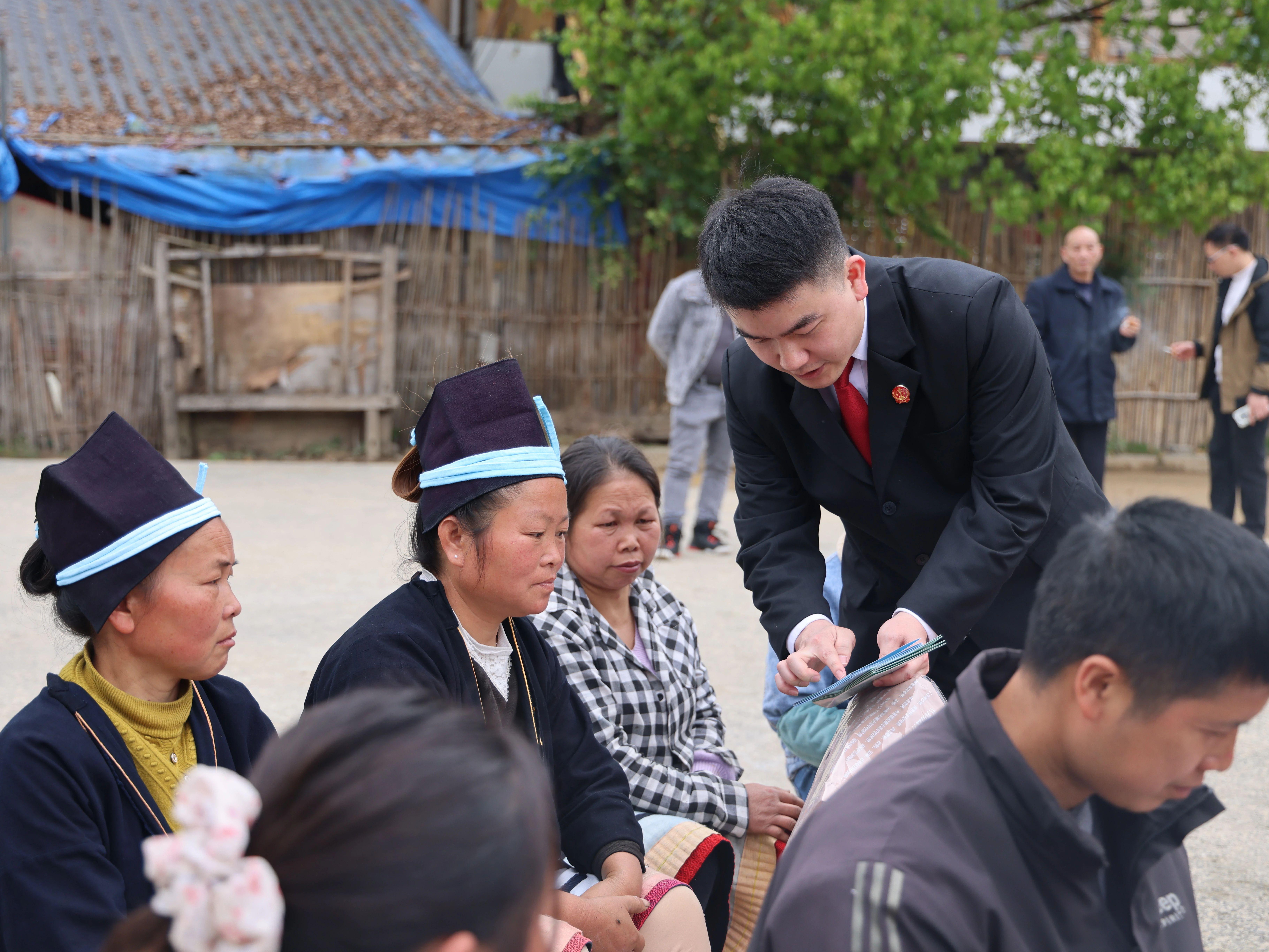 圖1法院干警向現(xiàn)場群眾普法.jpg