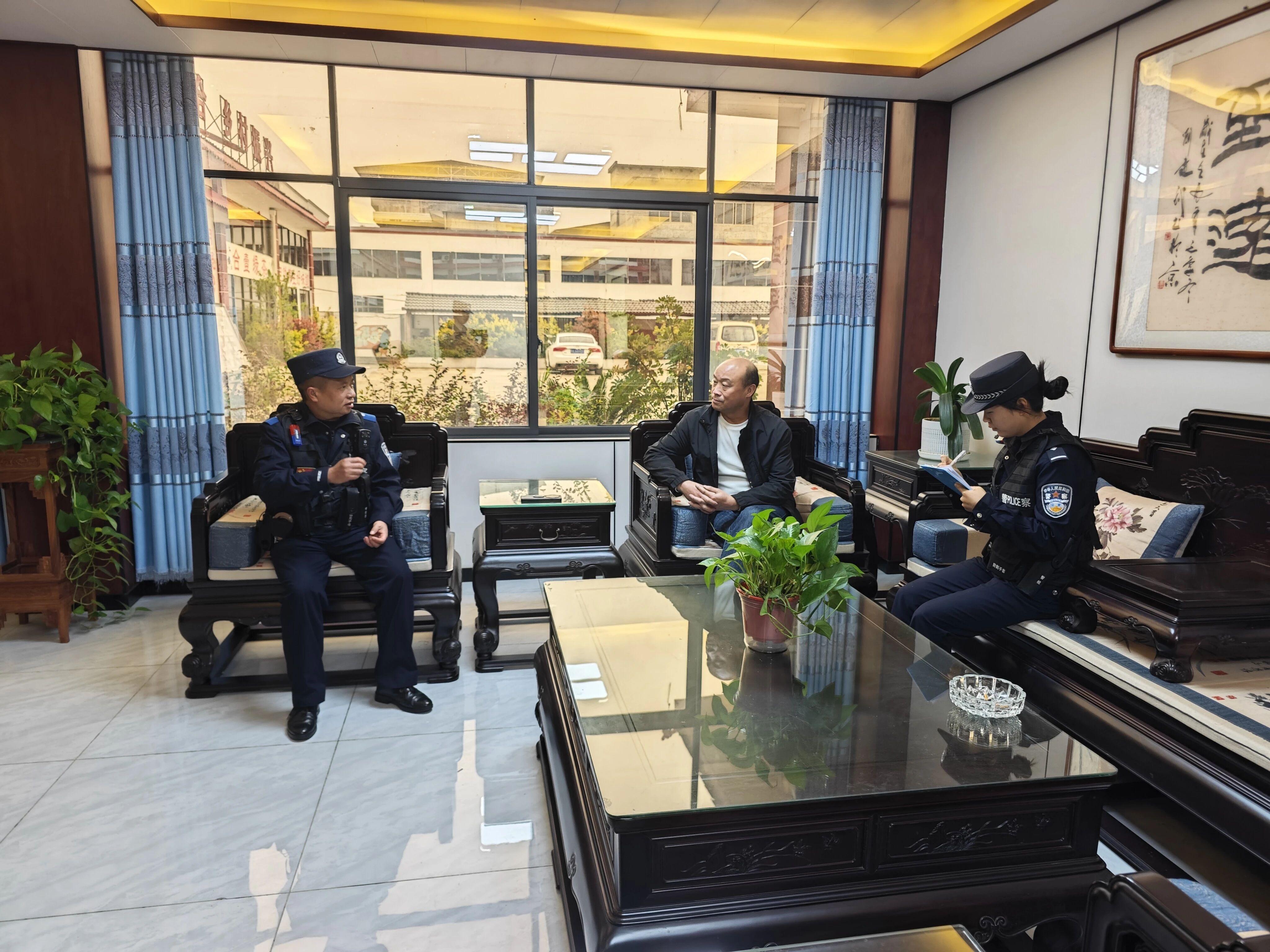 圖2  民警與茶企負責(zé)人座談交流.jpg