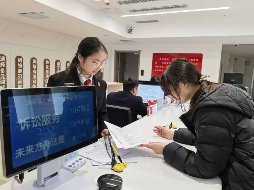 圖2 工作人員引導群眾辦理各類事項.jpg
