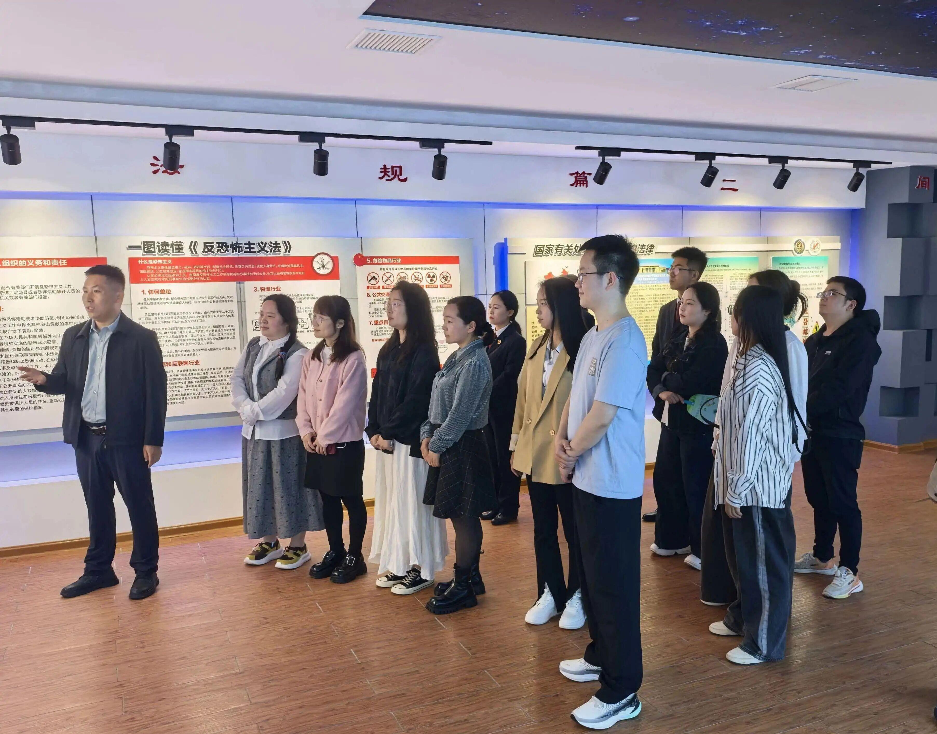 圖2 全體干部職工前往區(qū)委黨校國家安全警示教育基地參觀學習。.jpg