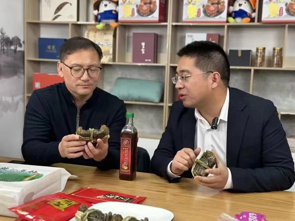 馬恒宏正在進(jìn)行電商直播。雙游村供圖