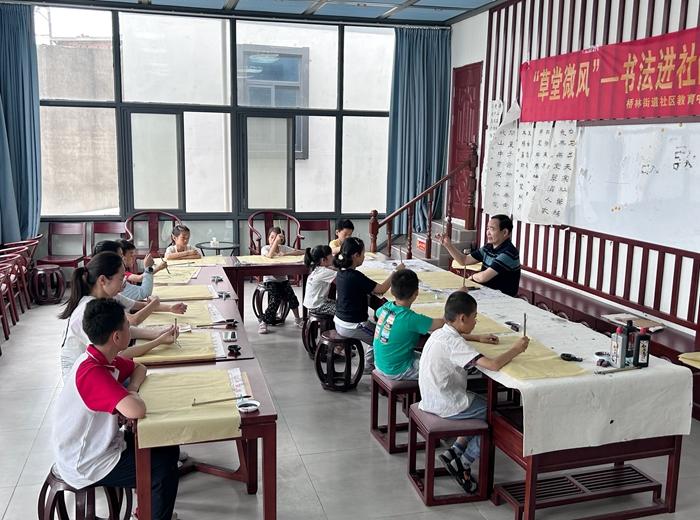 在草圣書鄉(xiāng)，本土?xí)ɡ蠋熣谥笇?dǎo)青少年學(xué)習(xí)書法。林瑛攝