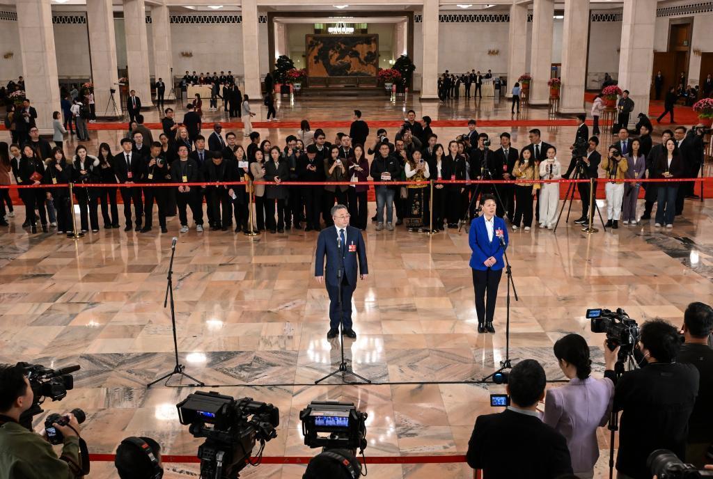 全國(guó)政協(xié)十四屆四次會(huì)議第三場(chǎng)“委員通道”集體采訪活動(dòng)舉行