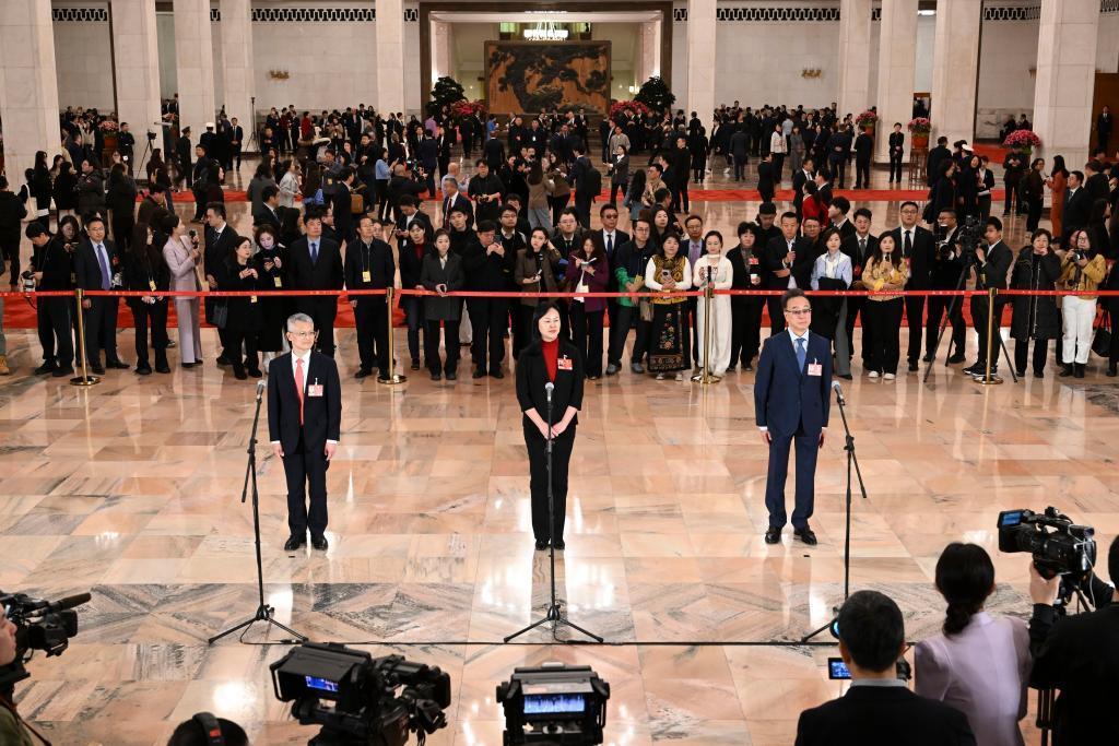 全國(guó)政協(xié)十四屆四次會(huì)議第三場(chǎng)“委員通道”集體采訪活動(dòng)舉行