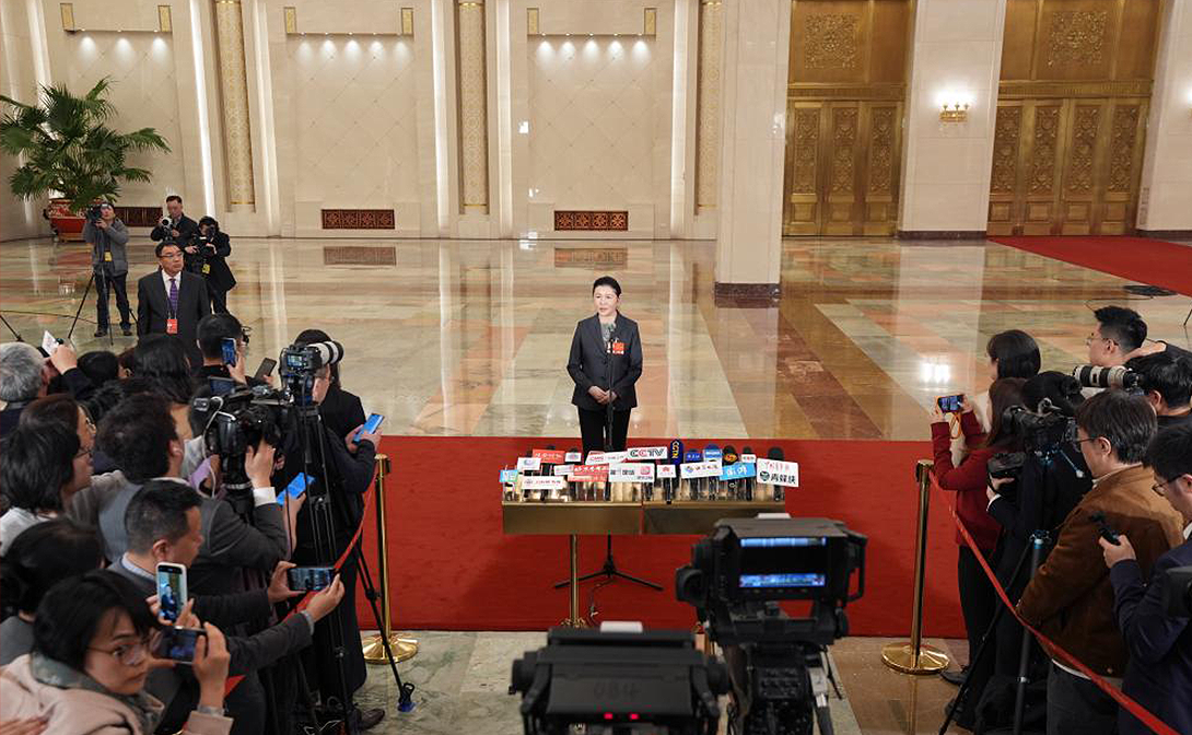 司法部部長賀榮接受媒體采訪