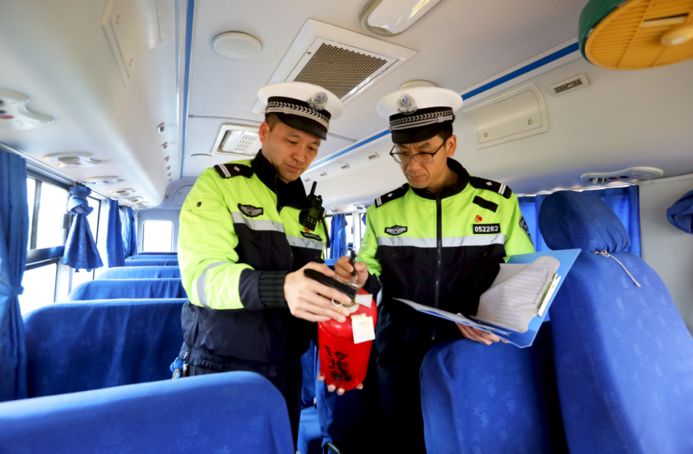 江西分宜：校車“體檢”迎開學(xué)