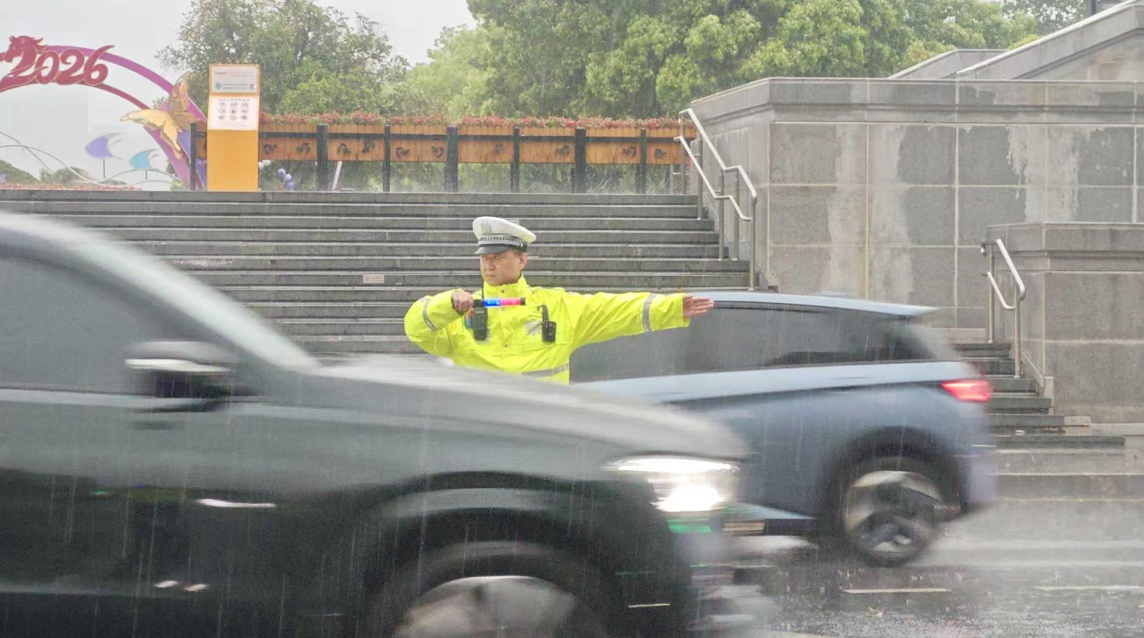 暴雨中的守護(hù)