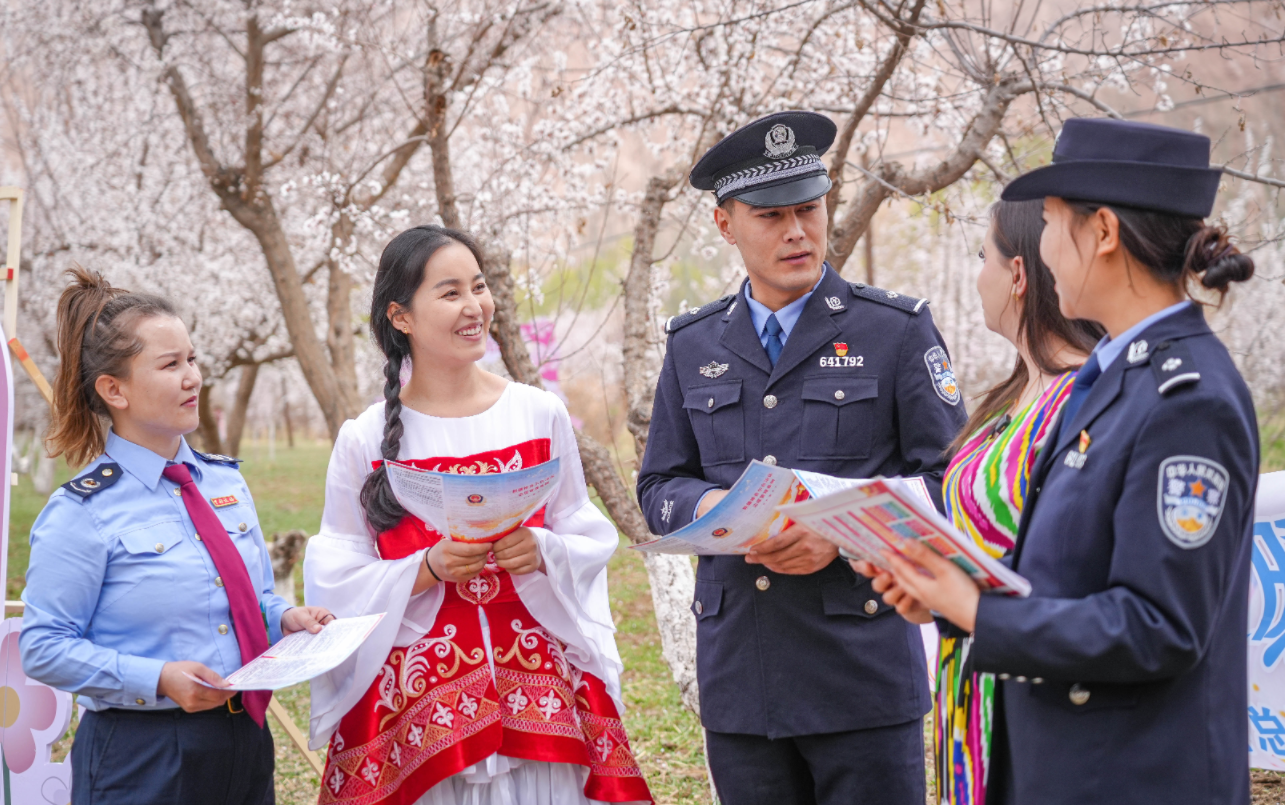 新疆克州：杏韻春意濃 “楓”警護(hù)平安