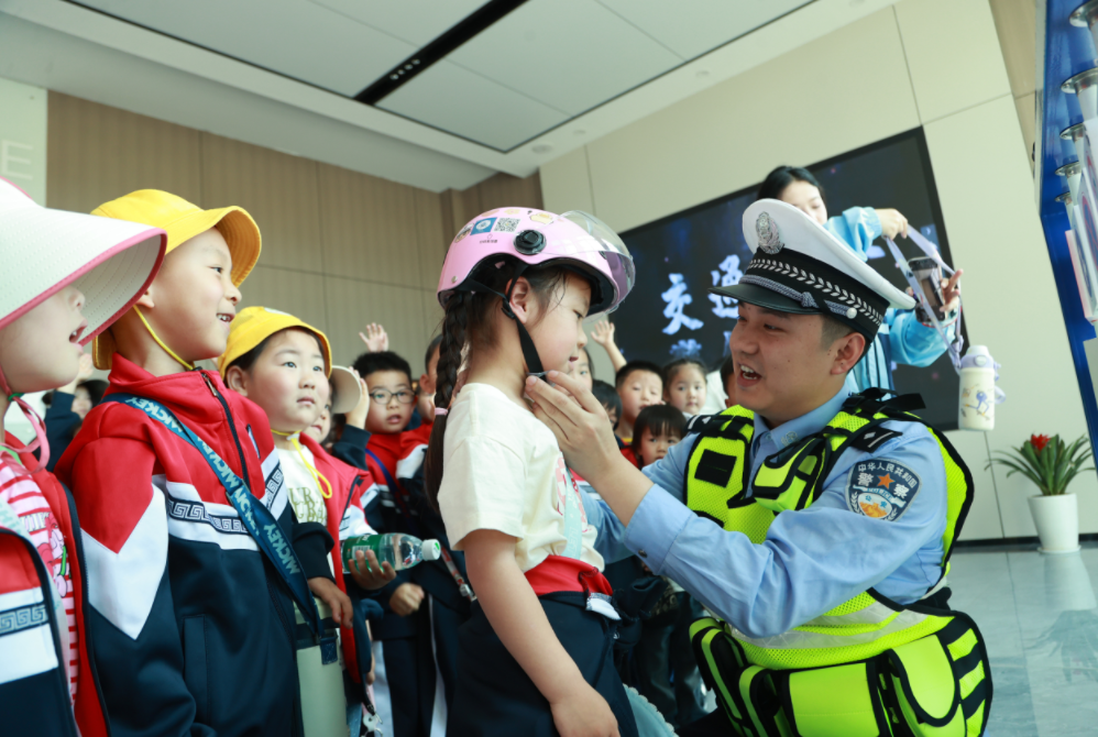 江西共青城：萌娃探警營 安全伴童行