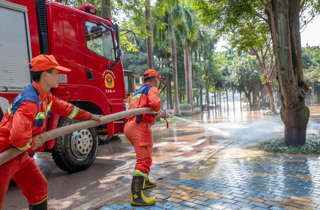 南寧：洪水消退 消防部門(mén)全力開(kāi)展清理淤泥工作