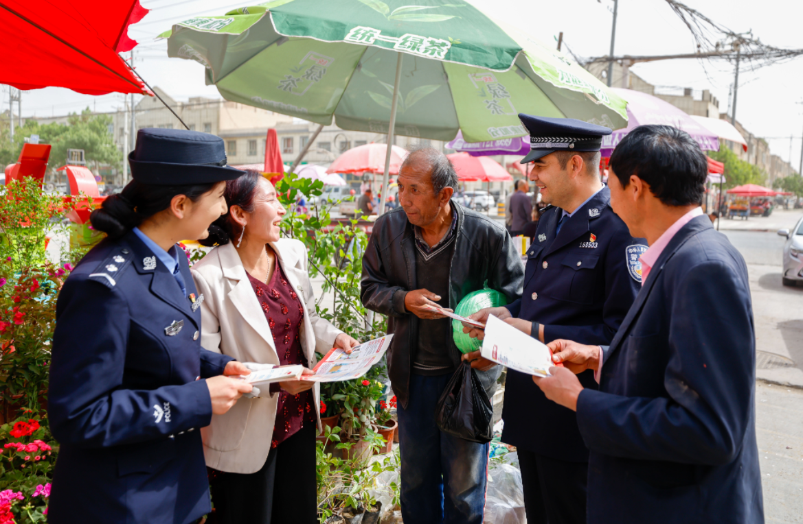 新疆葉城：“法治小攤”進(jìn)集市 警民共護(hù)平安線