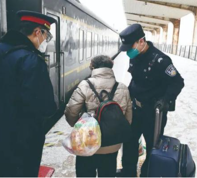 10年后，他戴上了父親的警號(hào)，開啟了第一次春運(yùn)執(zhí)勤