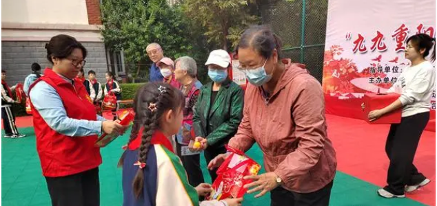 重陽(yáng)將至，老人們“花式”過(guò)節(jié)