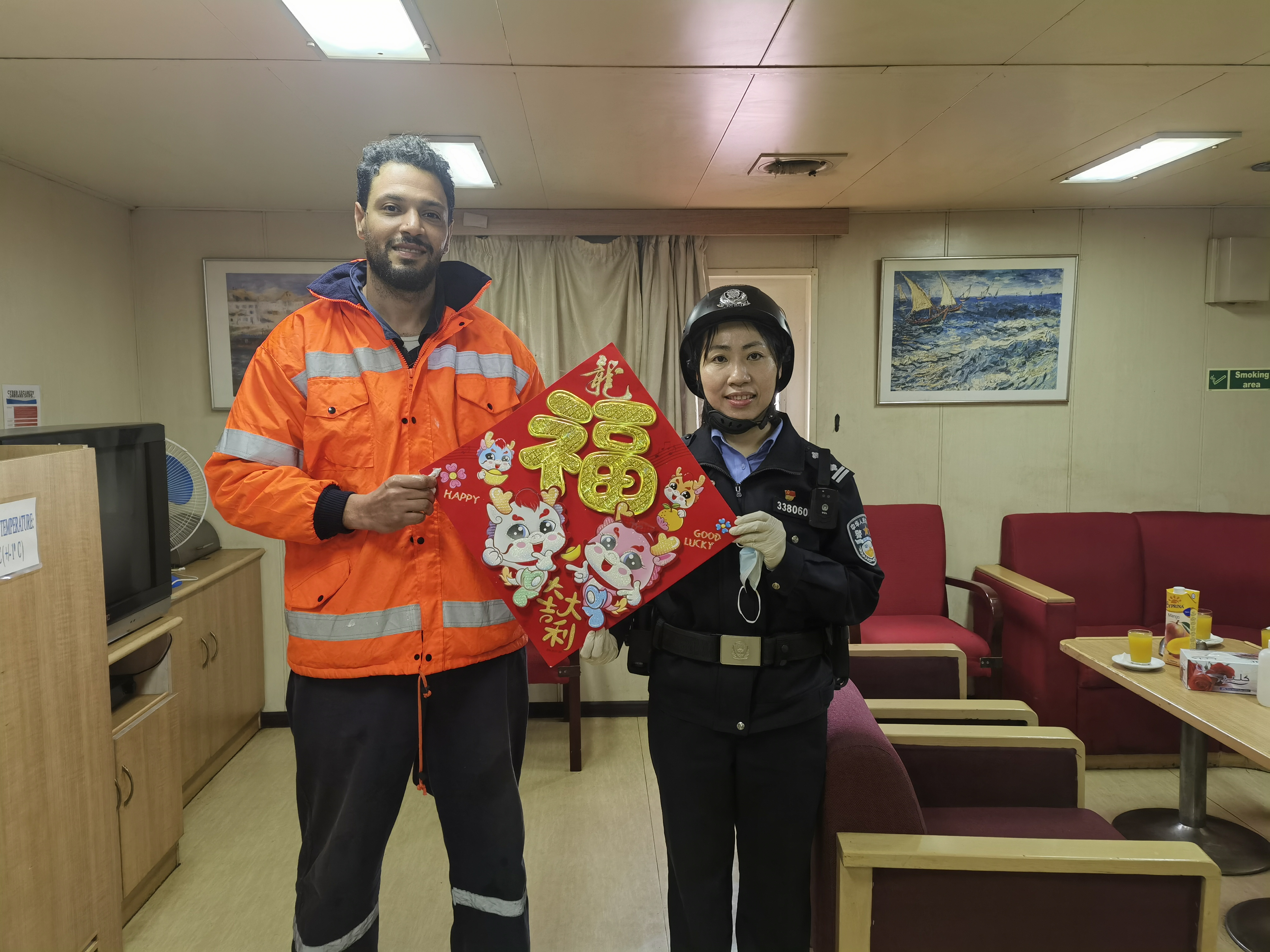 圖三為執(zhí)勤民警陳嬌外籍船舶為船員送祝福賀新春。.jpg