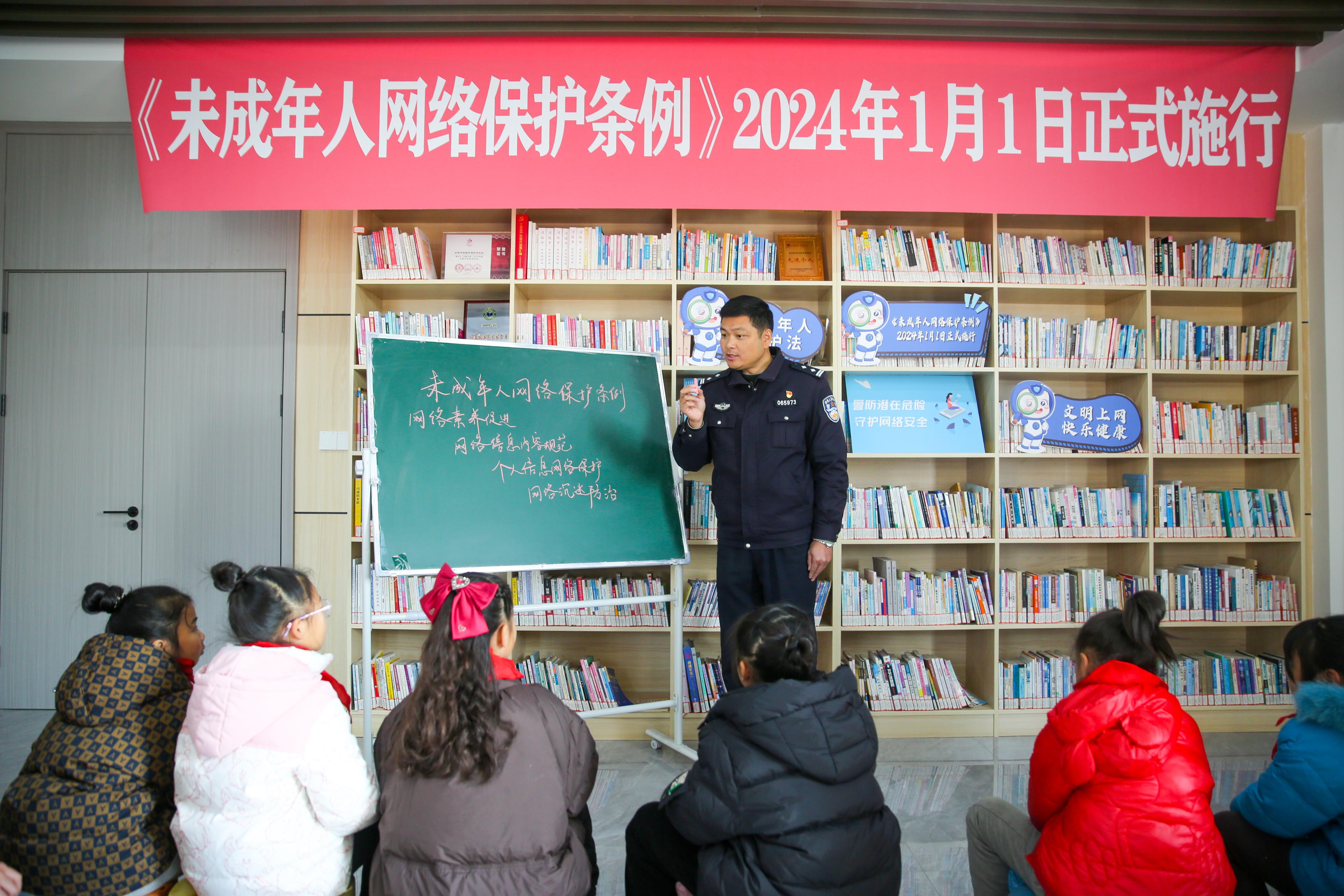 2024年1月1日，在江蘇南通如皋市城南街道新華社區(qū)農(nóng)家書屋內(nèi)，網(wǎng)絡(luò)普法志愿者向?qū)W生講解《未成年網(wǎng)絡(luò)安全保護(hù)條例》相關(guān)內(nèi)容。.jpg
