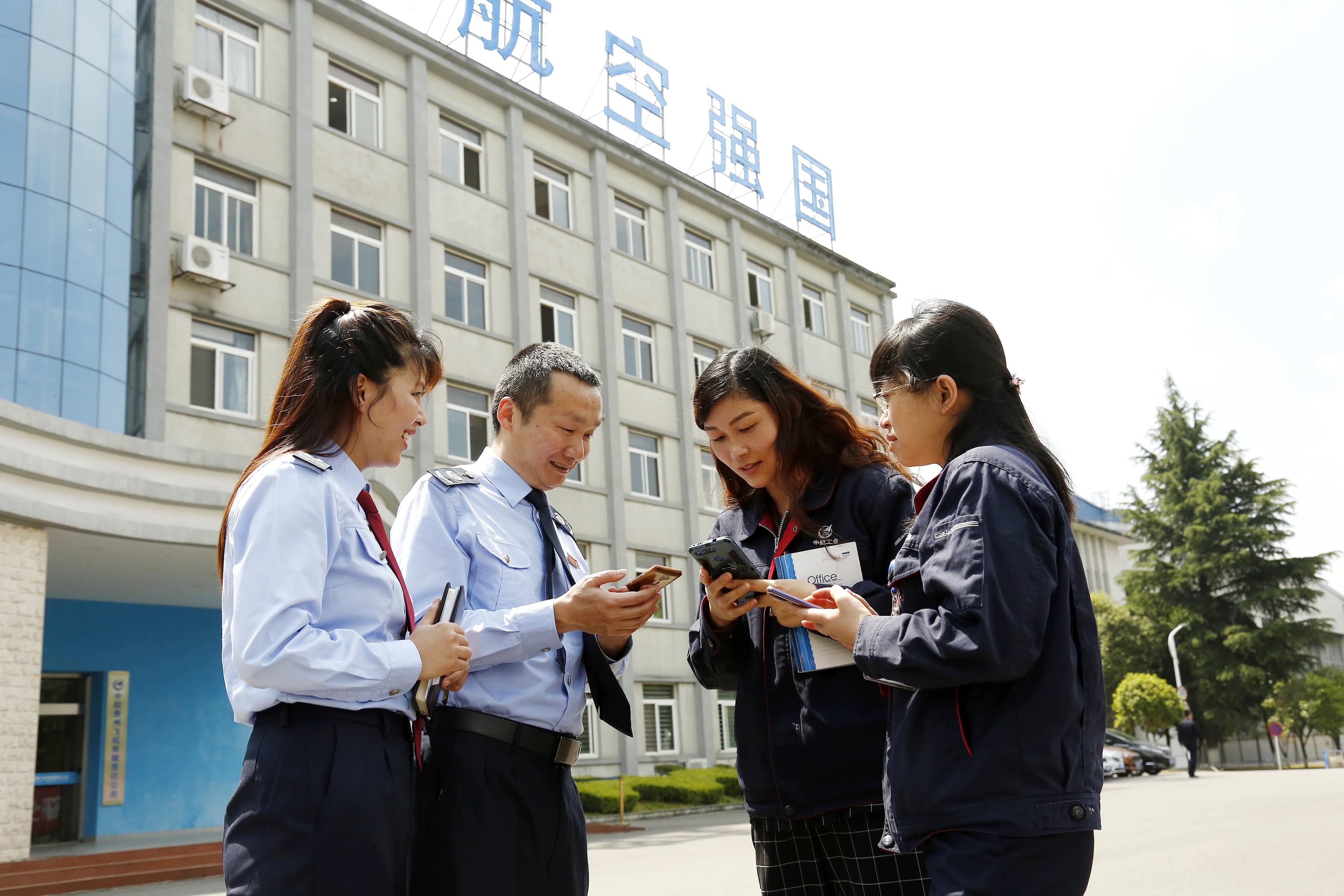 “金稅委員” 走進(jìn)企業(yè)，為企業(yè)詳細(xì)解說稅務(wù)部門在減稅降費(fèi)、納稅服務(wù)、助企紓困等方面的措施與成效，并專項輔導(dǎo)企業(yè)所需稅費(fèi)知識。.jpg