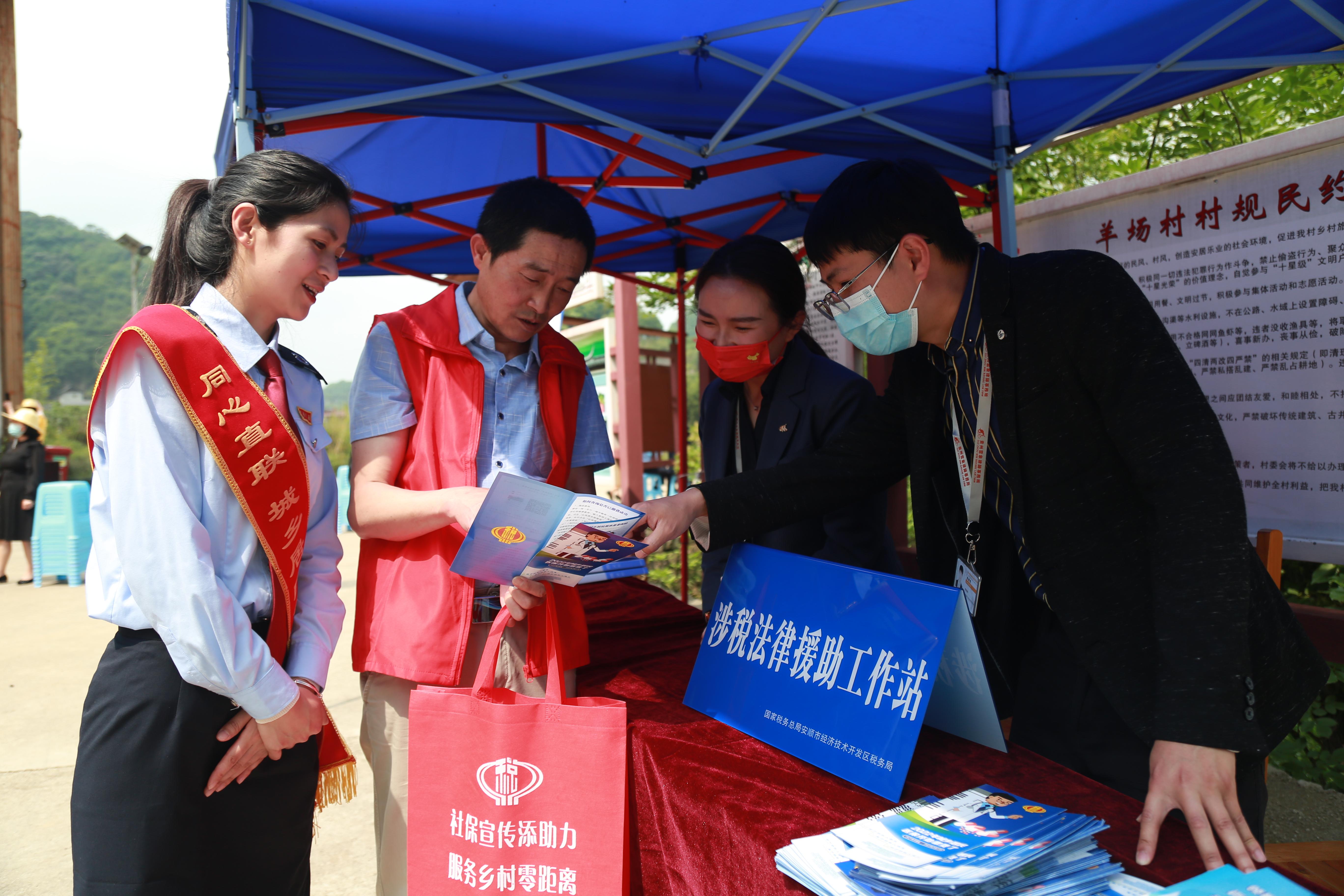 以青年稅務(wù)干部為主體，打造“鄉(xiāng)村振興助農(nóng)服務(wù)隊”，走進(jìn)鄉(xiāng)村、農(nóng)業(yè)合作社提供發(fā)票代開指導(dǎo)、社保繳費(fèi)宣傳、涉稅政策咨詢等稅費(fèi)服務(wù)。.jpg