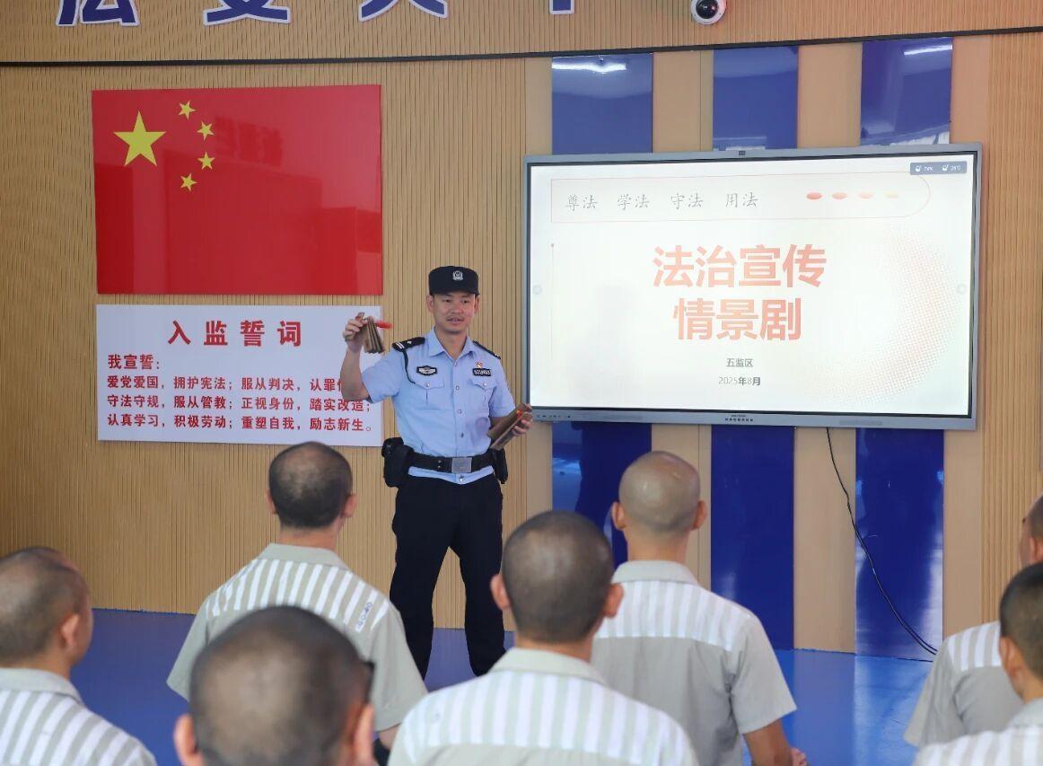 民警指導編排情景劇.jpg