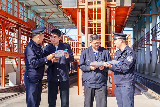 刑警支隊民警向企業(yè)職工發(fā)放宣傳資料并“一對一”講解電詐常識。謝仁古力·托呼提 攝