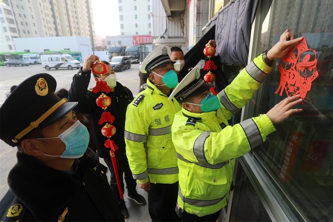 護航春運交警同行